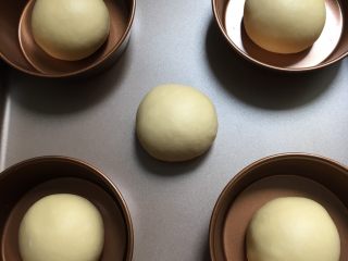 6、只需一发的葱香芝士包,搓园放入汉堡模中,没汉堡模的见中间一个,也一样