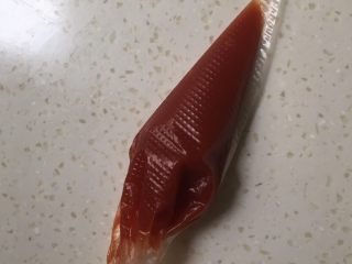 8、只需一发的葱香芝士包,沙拉和番茄酱装入裱花袋,剪一小口备用