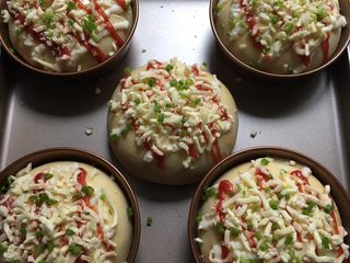 9、只需一发的葱香芝士包,刷上蛋液,挤上沙拉酱和番茄酱,撒上碎芝士和香葱