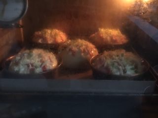 10、只需一发的葱香芝士包,烤箱不用加热,上下火170度直接放中下层烤25分钟