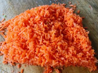 4、酥炸萝卜丝丸,胡萝卜去皮洗净沥干水份剁成小粒