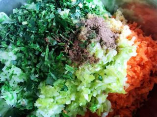 6、酥炸萝卜丝丸,胡萝卜、萝卜、葱、姜、香菜放入容器中再放入五香粉、油、盐、味精