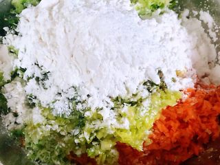 7、酥炸萝卜丝丸,放入适量淀粉开始拌馅