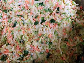 8、酥炸萝卜丝丸,萝卜丝馅料拌匀入味即可