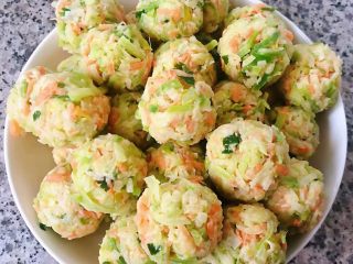 9、酥炸萝卜丝丸,馅料依次搓揉成均匀的圆球形状