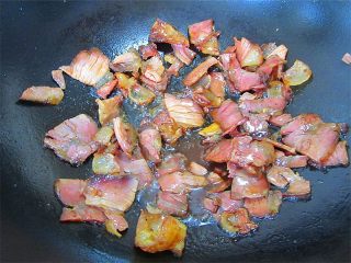 6、腊肉蒜香卷心菜,放入瘦腊肉部分翻炒，再倒入生抽、蚝油翻匀炝出香味