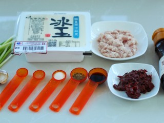 1、麻婆豆腐,准备好所需食材