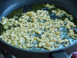 7、麻婆豆腐,锅中放稍微多一点的食用油烧热后，放入肉末炒至微黄色