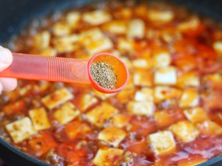 13、麻婆豆腐,待汤汁减少时加入花椒面