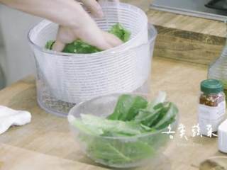 1、马铃薯沙拉三明治&炒虾杂菜沙拉,1-1 清洗蔬菜并甩干水
