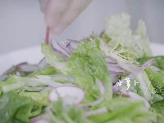 7、马铃薯沙拉三明治&炒虾杂菜沙拉,1-7 水萝卜切片点缀，撒上酱汁