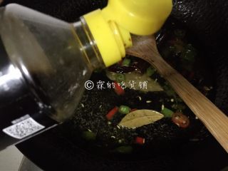 7、青花椒辣卤小龙虾,加入生抽。