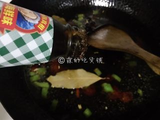 8、青花椒辣卤小龙虾,蚝油和盐,尝尝味道,卤水应该煮的偏咸一点,否则小菜下去味道就会变得非常寡淡。