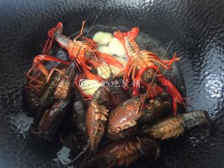 15、青花椒辣卤小龙虾,随后把沥干水分的小龙虾倒入炸熟(小龙虾也可以蒸熟,但是感觉炸出来的会更香。)