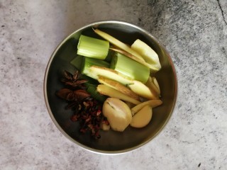 1、十味 红烧排骨,葱姜蒜花椒八角切好备用