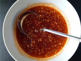 2、凉拌土豆片,调入适量盐,白糖,酱油,香醋,油泼辣子,藤椒油,搅拌均匀;