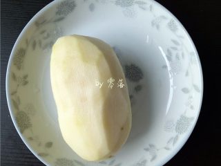 3、凉拌土豆片,土豆削皮,洗净;