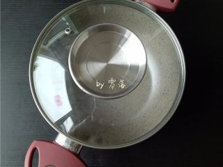 6、凉拌土豆片,备好煮锅;