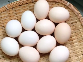 3、茶叶蛋,煮好的鸡蛋沥干水分备用