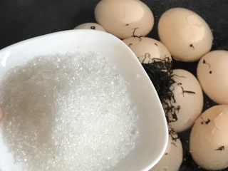 7、茶叶蛋,倒入白砂糖