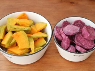 2、南瓜发面饼,南瓜，紫薯去皮切块蒸熟