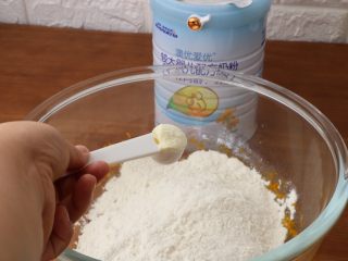 6、南瓜发面饼,加入澳优爱优宝宝奶粉