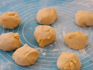 12、南瓜发面饼,分成小剂子