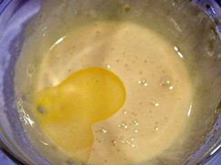 4、自制沙拉酱,在浓稠的蛋黄糊里加入少量植物油，从这步开始，每次放油都是少量加入（总量的1/20）