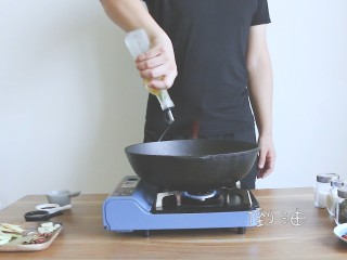 6、麻辣小龙虾,国内倒油