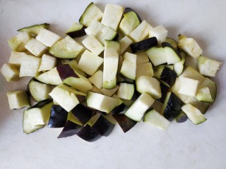 3、鱼香二丁,茄子切丁