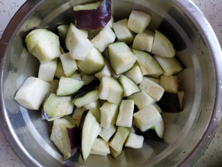 4、鱼香二丁,过清水洗一下，控干水分，放入适量盐，搅拌均匀，放置一会儿，出水后攥去水分