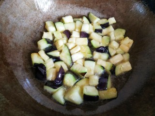 9、鱼香二丁,茄丁放入锅中翻炒至变软