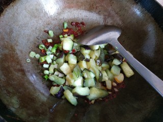 13、鱼香二丁,倒入茄丁