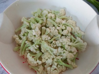 2、肉炒菜花,把水倒掉