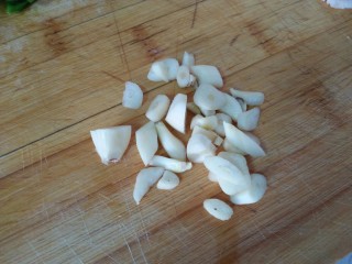 6、肉炒菜花,切蒜末