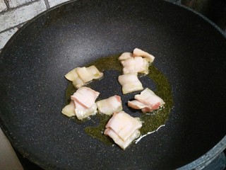 7、肉炒菜花,油热，加猪肉炒三分钟