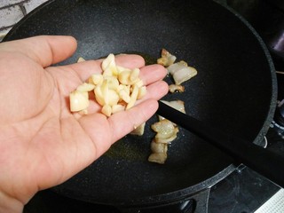 8、肉炒菜花,加入蒜末，炒香