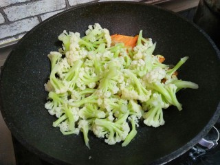 11、肉炒菜花,加菜花，炒匀