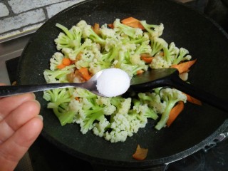 13、肉炒菜花,加盐