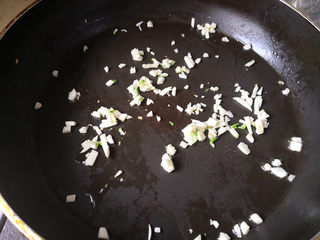 4、蚝油杏鲍菇,另起锅，放油，油热后放入蒜末爆香，