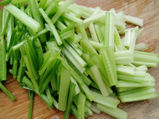2、芹菜烧土豆,芹菜洗净切段