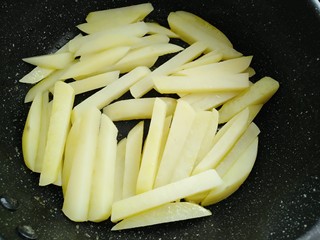 9、芹菜烧土豆,放入土豆中火煎炒