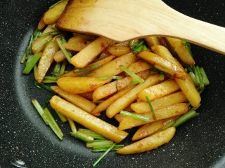 13、芹菜烧土豆,翻炒均匀即可出锅