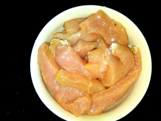 2、#猪里脊#  糖醋里脊,加入一勺料酒，一勺生抽，一勺淀粉，抓匀，腌制一会儿