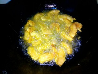 7、#猪里脊#  糖醋里脊,捞出，再复炸一次，勺子碰到肉条，咯嘣脆，捞出