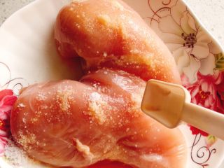 2、减肥瘦身餐也可以这么好吃-凉拌鸡丝,撒入1勺半的盐、2勺料酒。