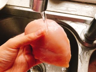 5、减肥瘦身餐也可以这么好吃-凉拌鸡丝,鸡胸肉腌完用水清洗一遍。