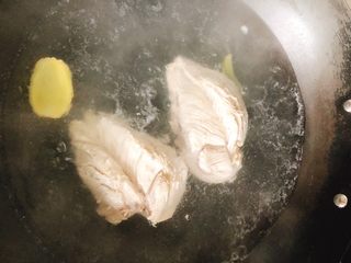 6、减肥瘦身餐也可以这么好吃-凉拌鸡丝,锅里水烧开，放入2片生煎、2勺料酒，煮30分钟。