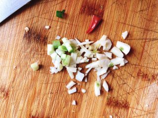 10、减肥瘦身餐也可以这么好吃-凉拌鸡丝,切碎。