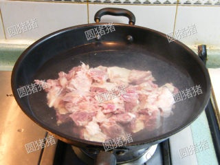 1、萝卜焖牛腩——冬季的萝卜赛人参,将新鲜牛腩切成3CMX3CM见方的块状,锅内烧开水,放入肉块。